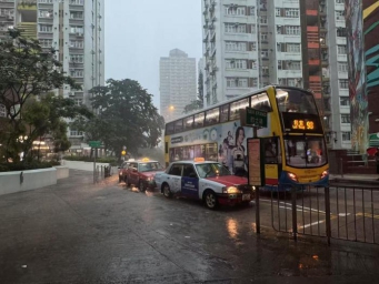 受热带风暴“杨柳”影响 香港发出年内第五个“黑雨”信号
